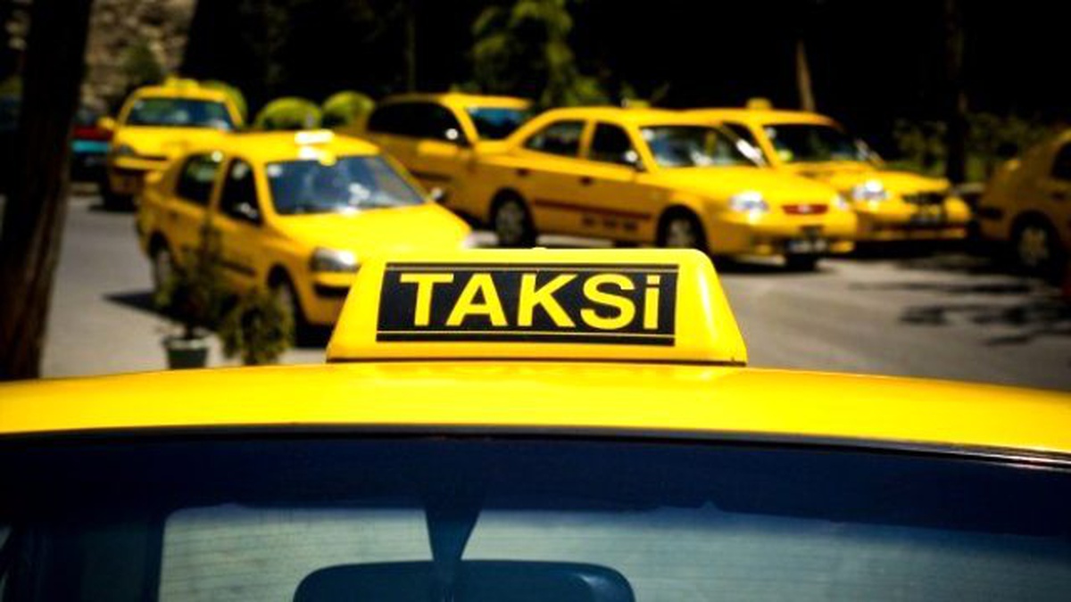 Taksiciyi Oyaladı, Sahte Kimlik Çıkınca Tutuklandı