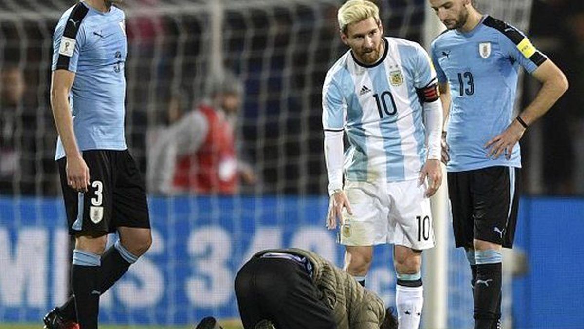 Taraftar Sahaya Atladı, Messi'nin Ayaklarına Kapanmak İstedi