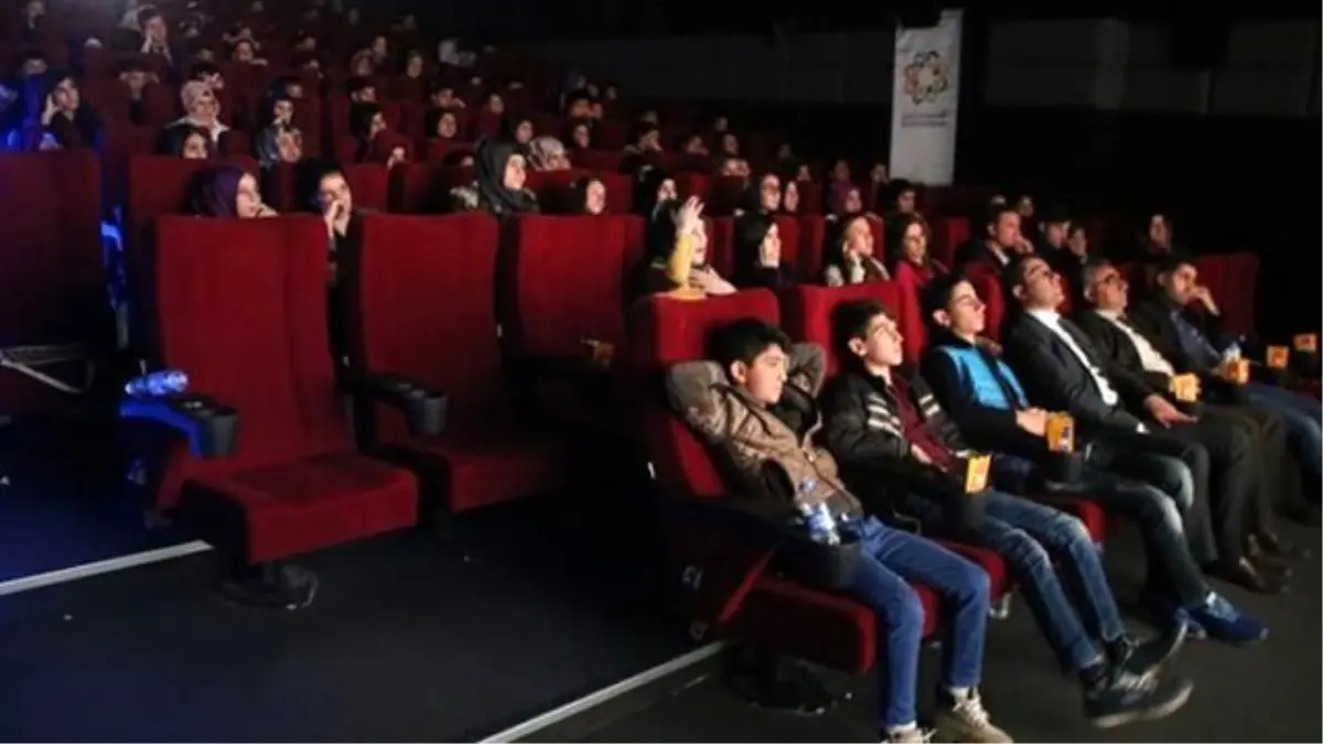 Tillolu Öğrencilerin İlk Sinema Keyfi