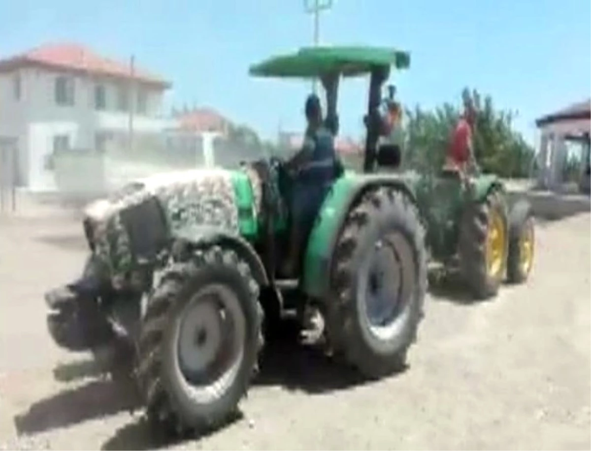 Traktörlerin Yarışını At Yarışı Spikeri Gibi Anlattı