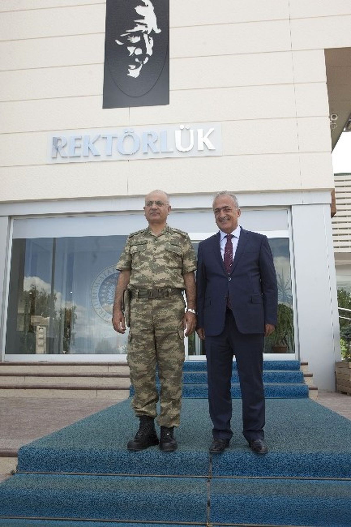 Tümgeneral Mehmet Özoğlu\'ndan Rektör Çomaklı\'ya Hayırlı Olsun Ziyareti