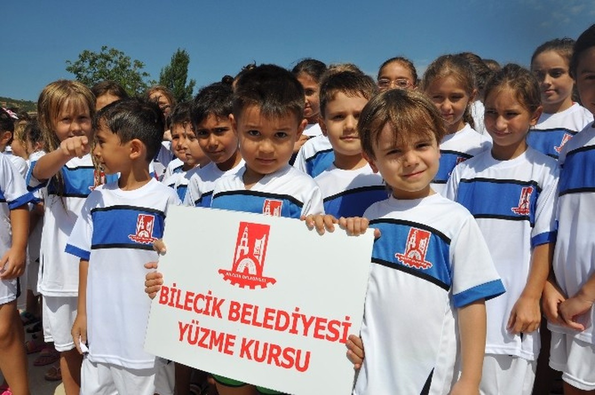 Yüzme Kursunu Başarıyla Bitiren Öğrencilere Sertifikaları Verildi