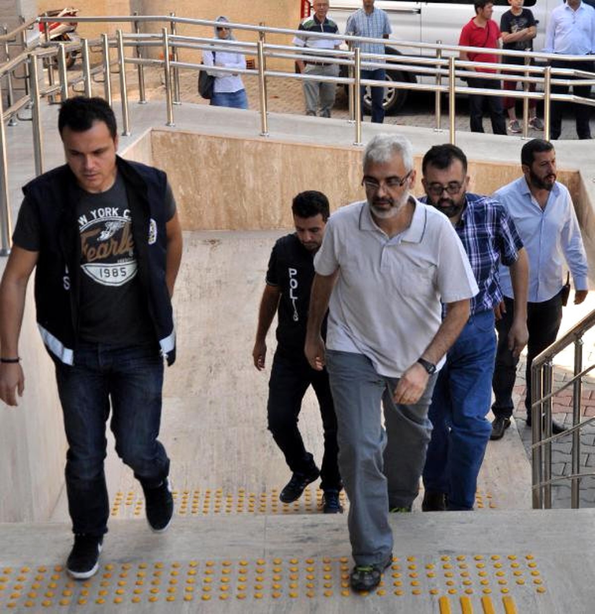 Zonguldak\'ta Fetö Soruşturmasında 15 Kişi Adliyede