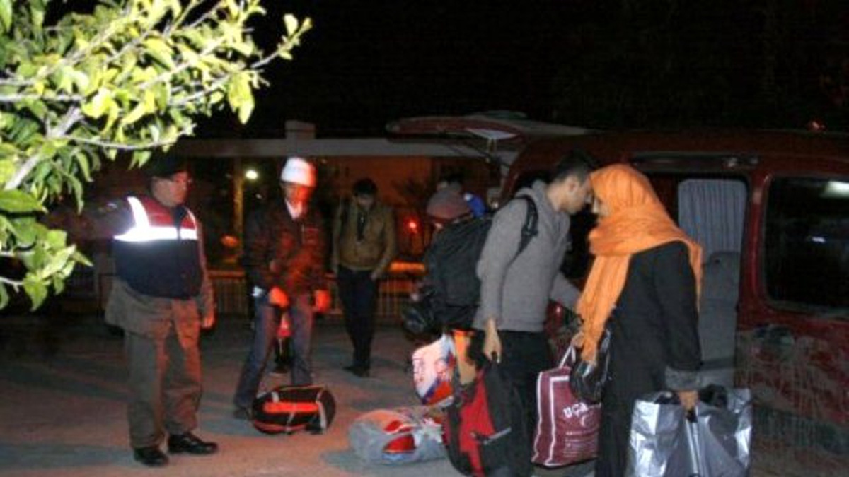 Edirne\'de 14 Sığınmacı ve Kaçak Yakalandı