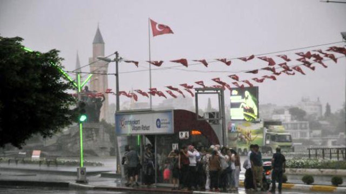Antalya\'da Şiddetli Yağmur ve Rüzgar