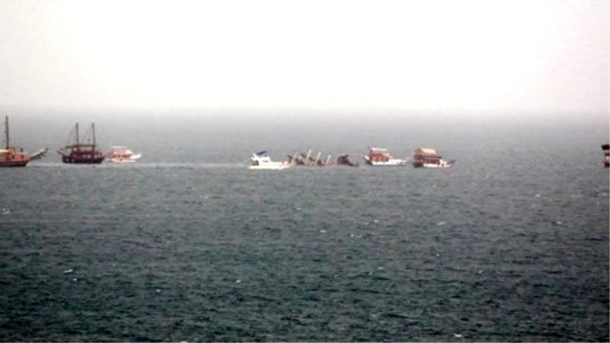 Antalya\'da Tur Teknesi Battı; 79 Kişi Kurtarıldı, 2 Kişi Kayıp