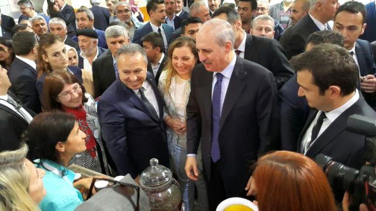 Başbakan Yardımcısı Kurtulmuş Aa Standını Ziyaret Etti