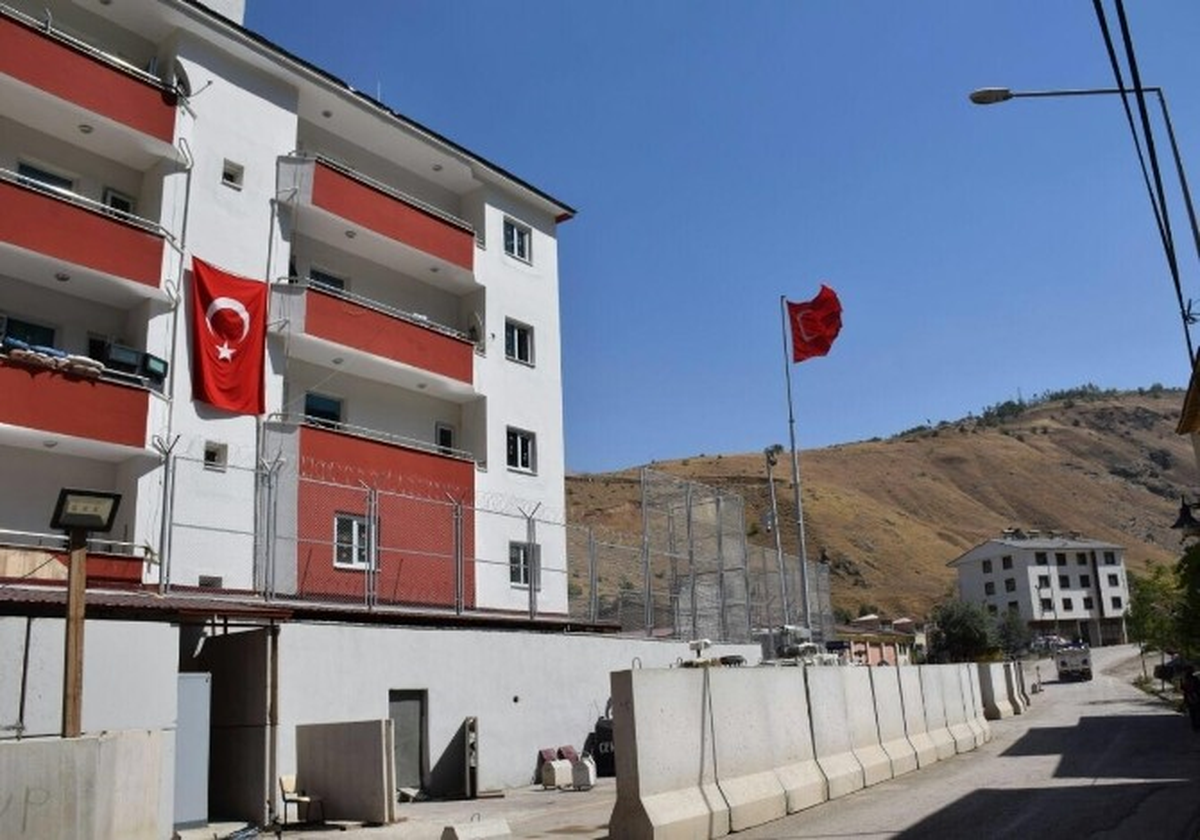 Çatak Emniyet Amirliği Binası Türk Bayrağı Resmi
