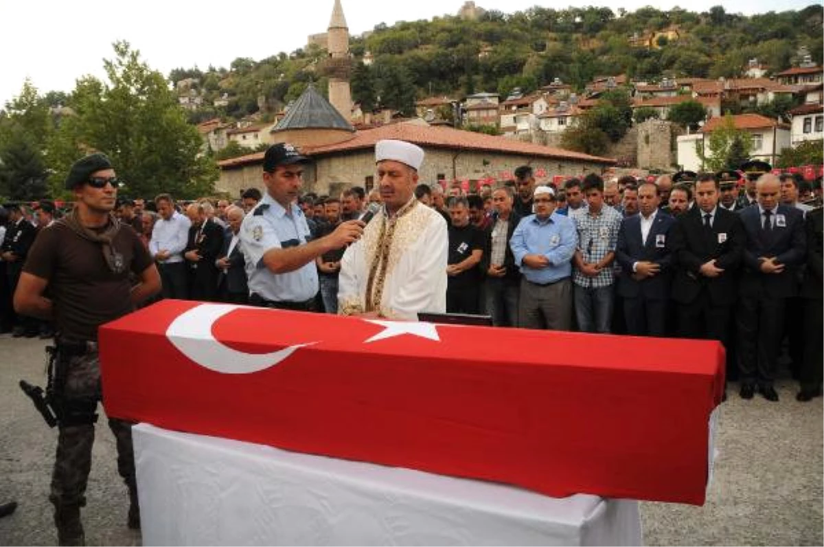 Diyarbakır\'da Şüpheli Aracı Durdurmaya Çalışan Polis Kazada Şehit Oldu (3)