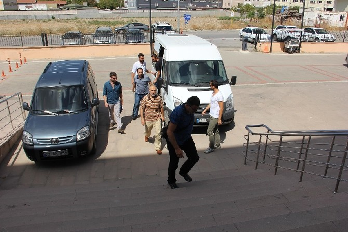 Edirne\'de Fetö/pdy\'den Gözaltına Alınan 6 Gümrükçü Adliyeye Sevk Edildi