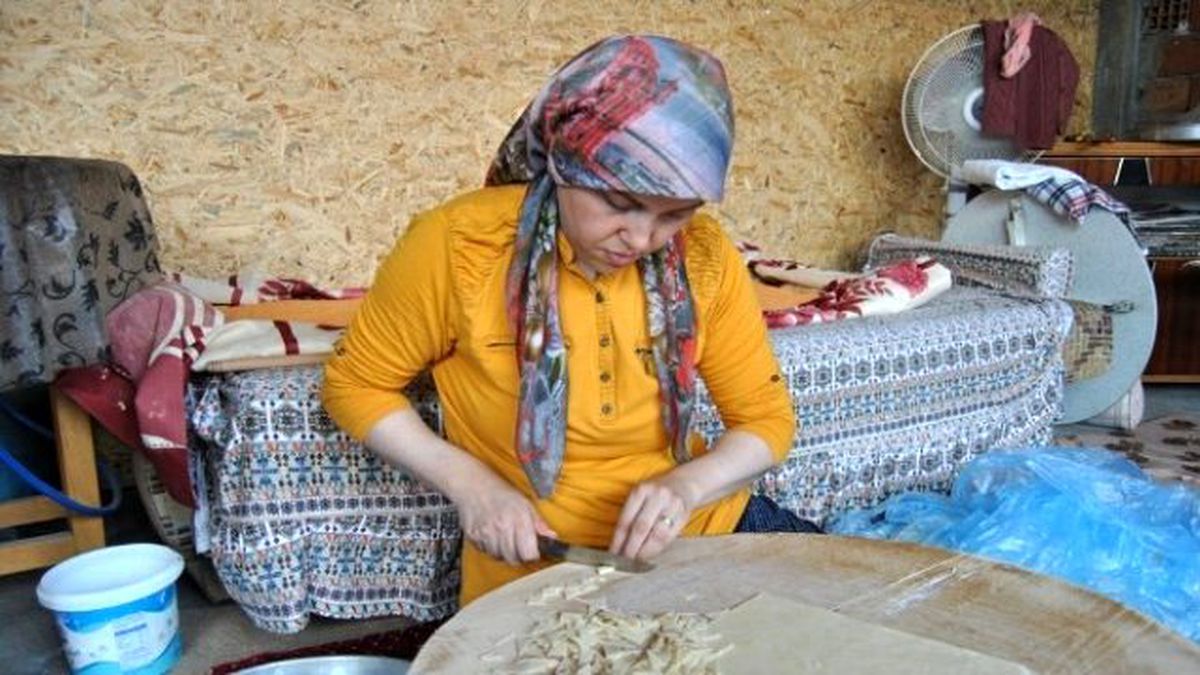 Ev Hanımları Kışlık Yiyecek Yaparak Aile Ekonomisine Katkı Sağlıyor