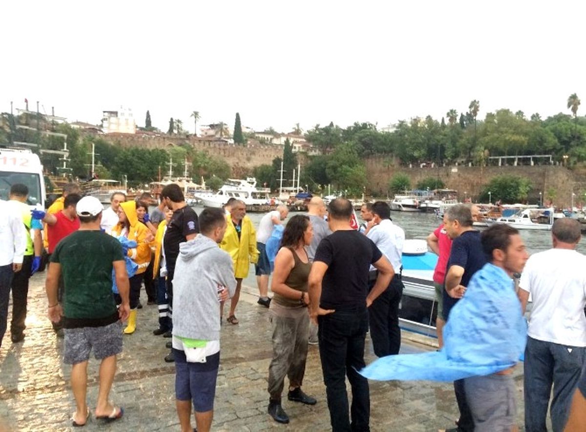 Fırtınaya Yakalan Tur Teknesi Denizde Mahsur Kaldı