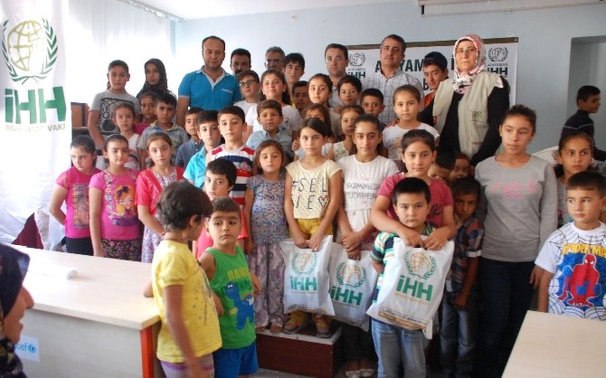 İhh Yetimlere Bayramlık Dağıttı