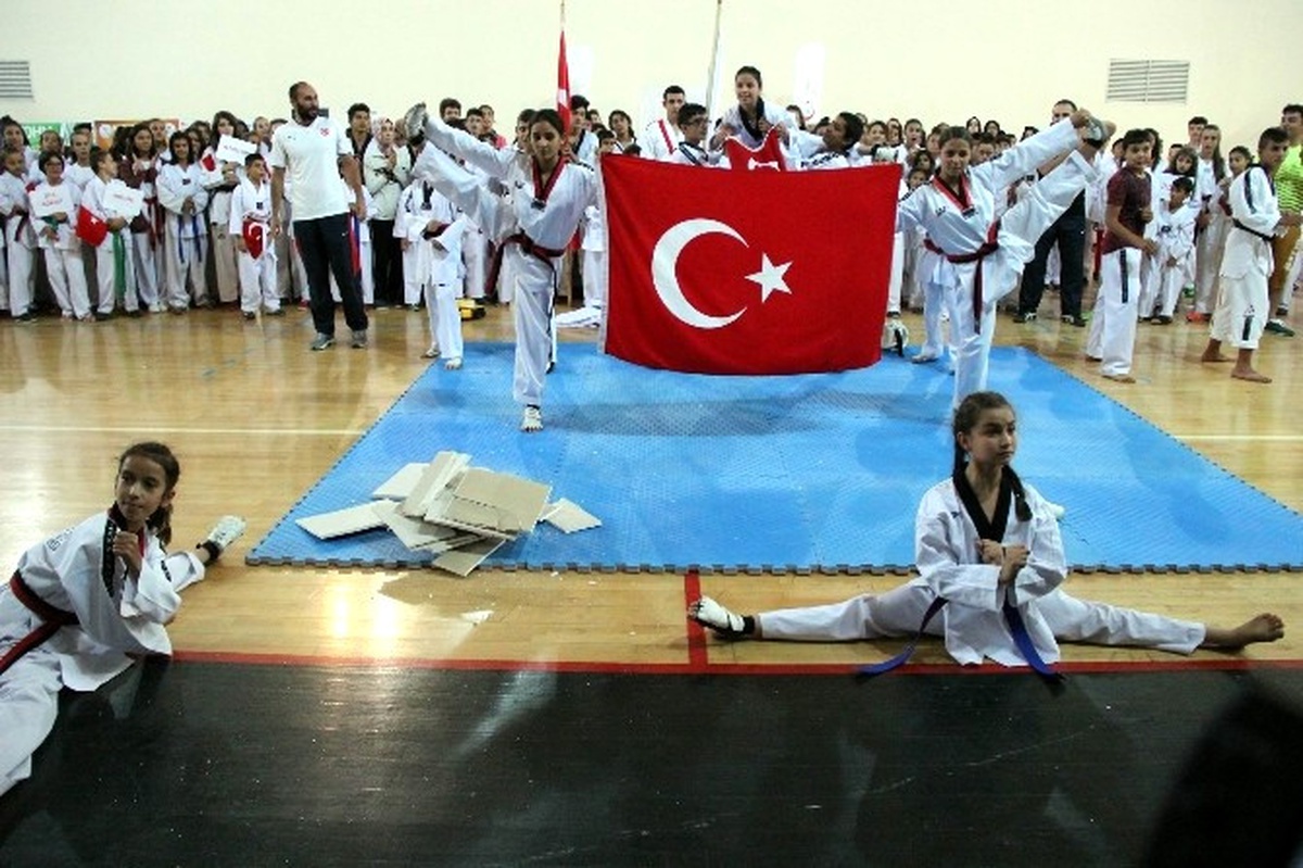 İpeksi Dokunuş ile Sokaktan Madalyaya Uzanan Eller Projesi
