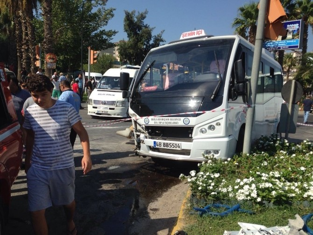 Milas\'ta Şehir İçi Dolmuşuyla Tır Birbirine Girdi: 1 Yaralı