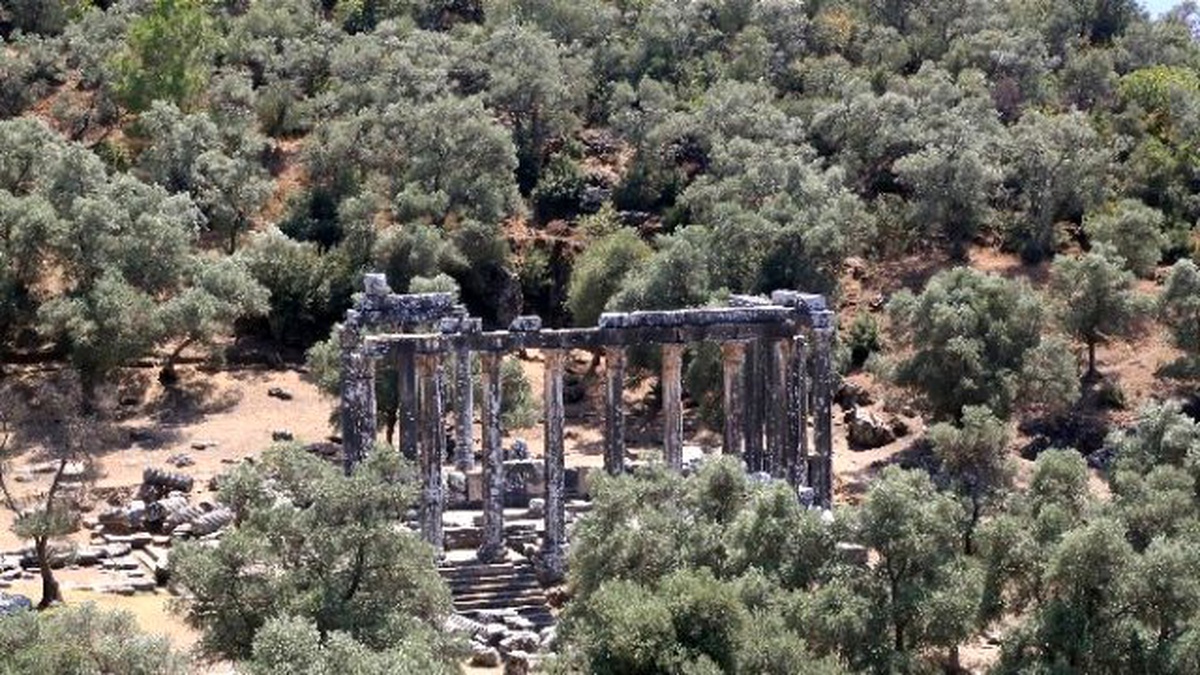 Bin 900 Yıllık Agoranın Sütunları Ayağa Kaldırılıyor