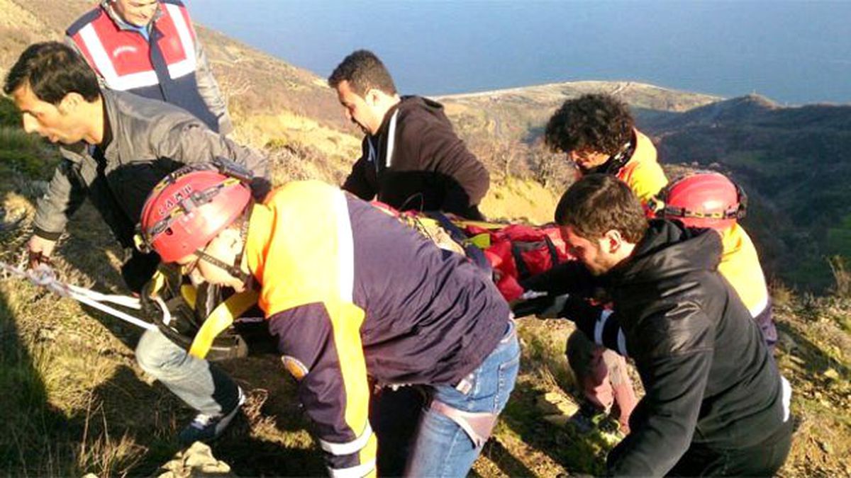 Muğla\'da Kayalıklara Düşen Paraşütçü Kurtarıldı