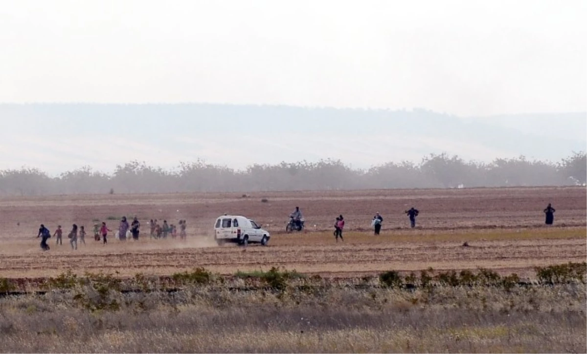 Obüsler Vurdu, Siviller Türkiye Sınırında Bekledi