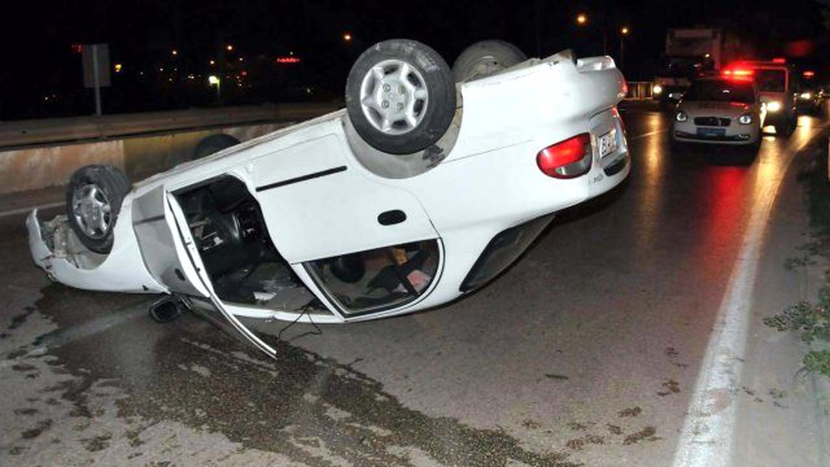 Takla Atan Otomobildeki 4 Kişi Yaralandı
