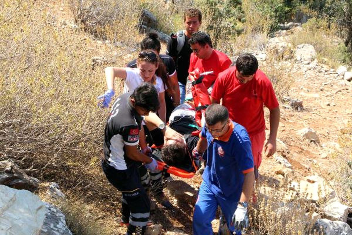 Paraşütü Ağaca Takılınca Kayalıklara Çarptı