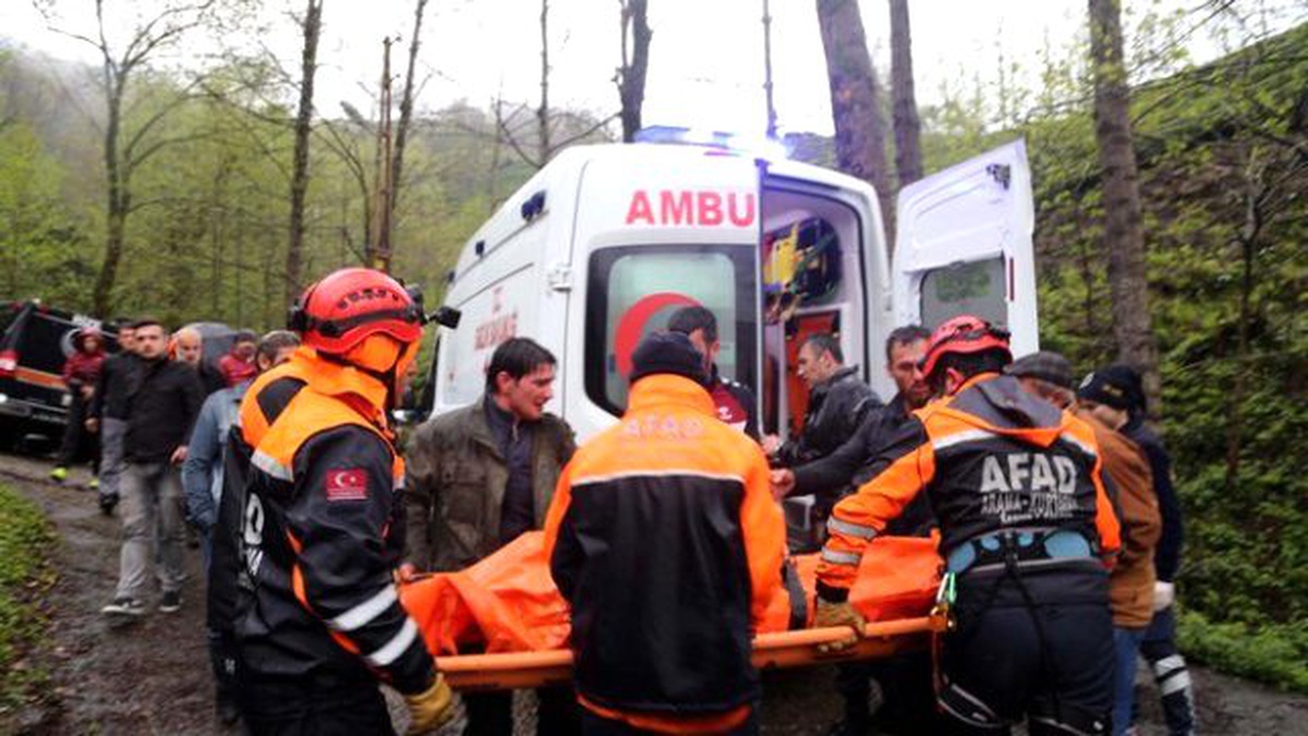 Rize\'de Otomobil Uçuruma Yuvarlandı: 1 Ölü, 1 Yaralı