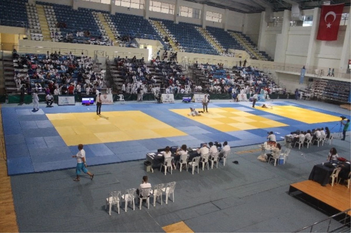 Sakarya\'da 30 Ağustos Zafer Haftası Valilik Kupası Uluslararası Judo Turnuvası Başladı