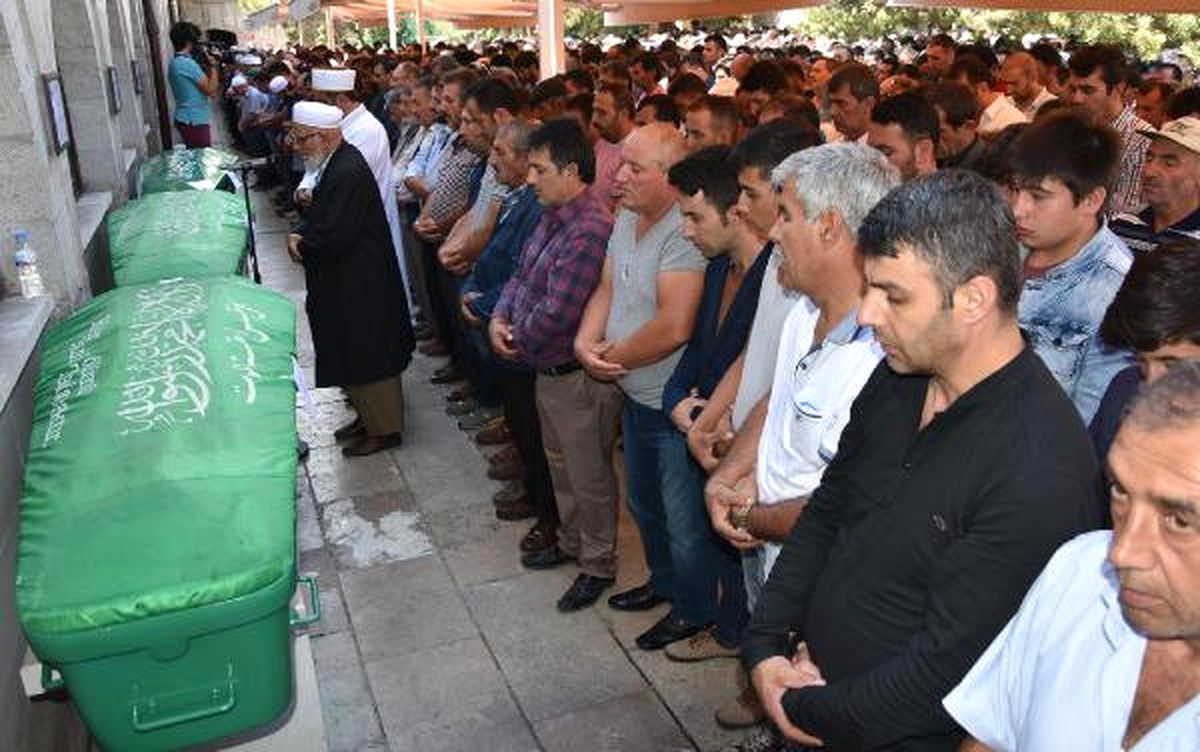 Samsun\'da Denizde Boğulan 3 Kişi, Sivas\'ta Toprağa Verildi