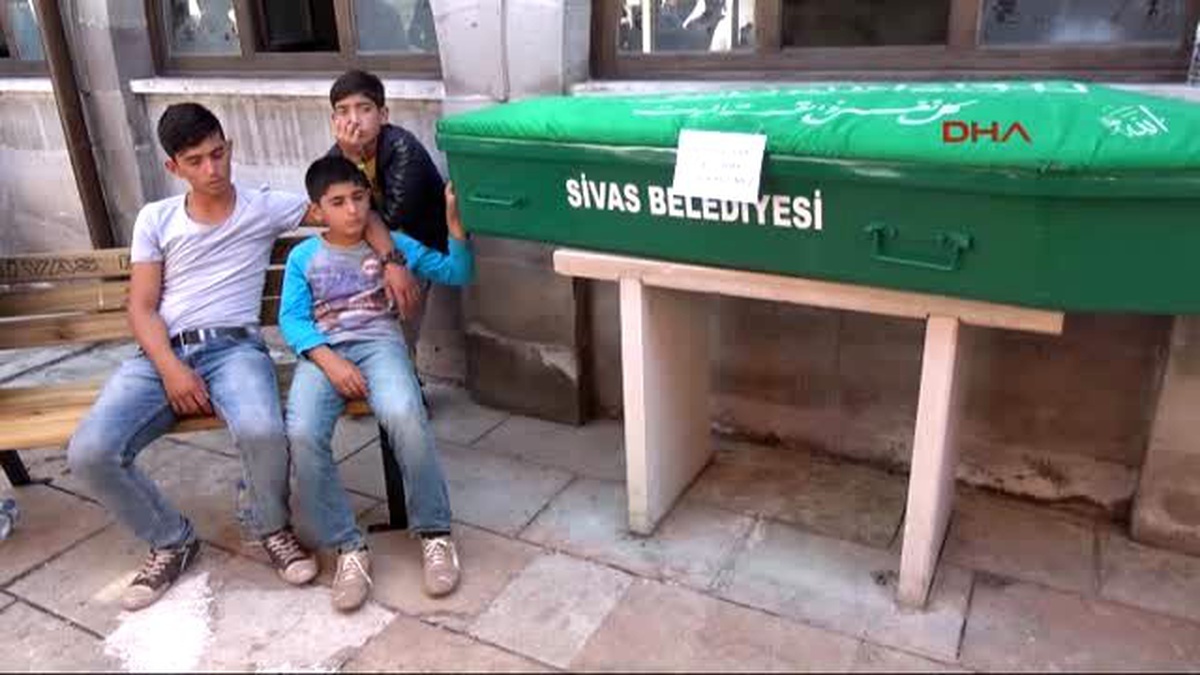 Sivas Samsun\'da Boğulan 3 Kişi Memleketleri Sivas\'ta Toprağa Verildi