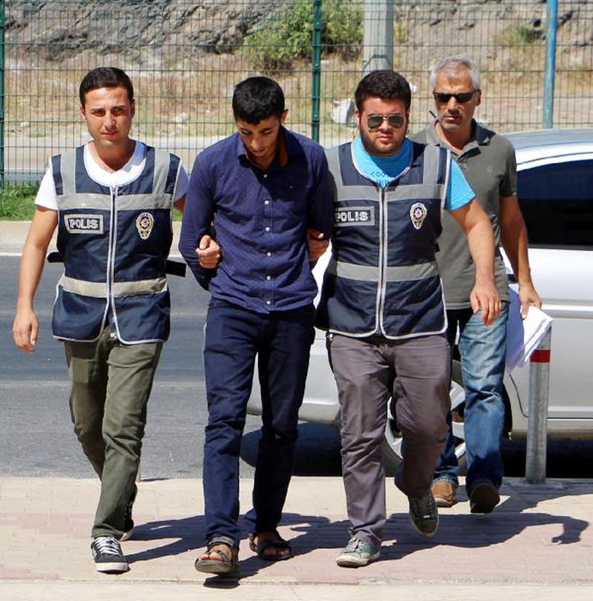 Suriyeli Genç, Kendini Polis Diye Tanıtıp 2 Evi Sattırdı
