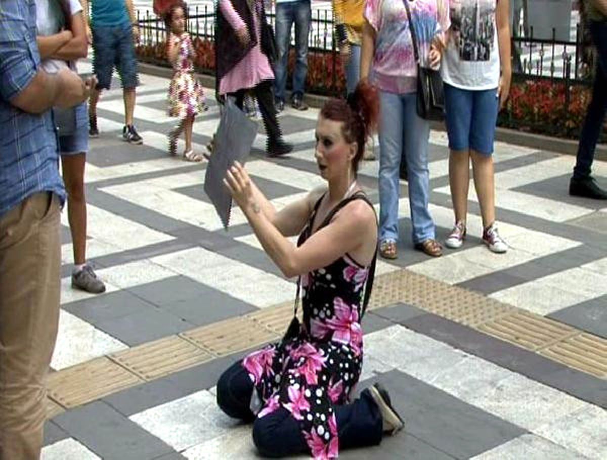 Tek Başına 'Transseksüel Cinayetleri Durdurulsun' Eylemi Yaptı