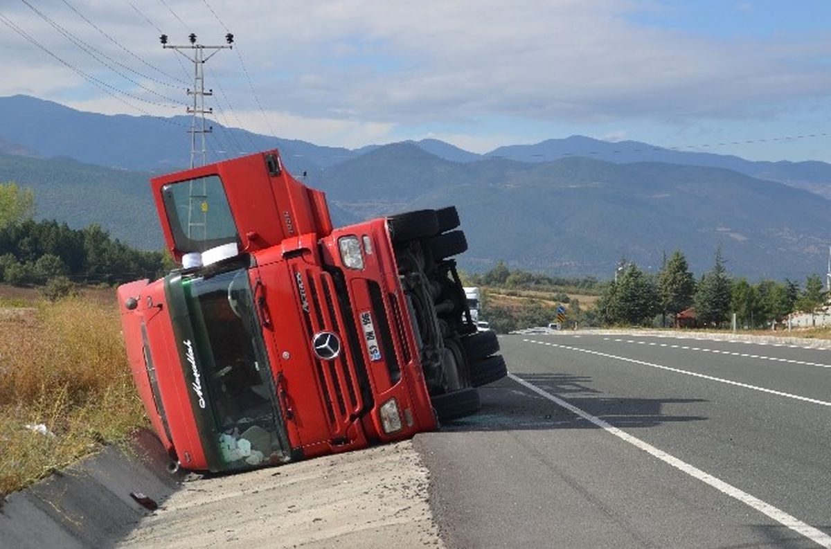 Tır Devrildi, Sürücü Yaralandı