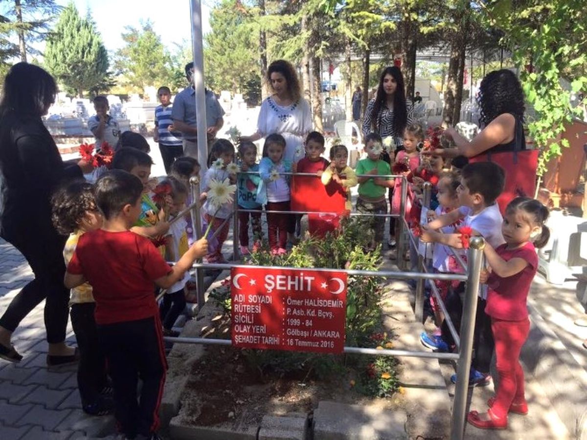 30 Minik Kalpler Kreşi Öğrencisi Kahraman Şehidin Kabrini Ziyaret Etti