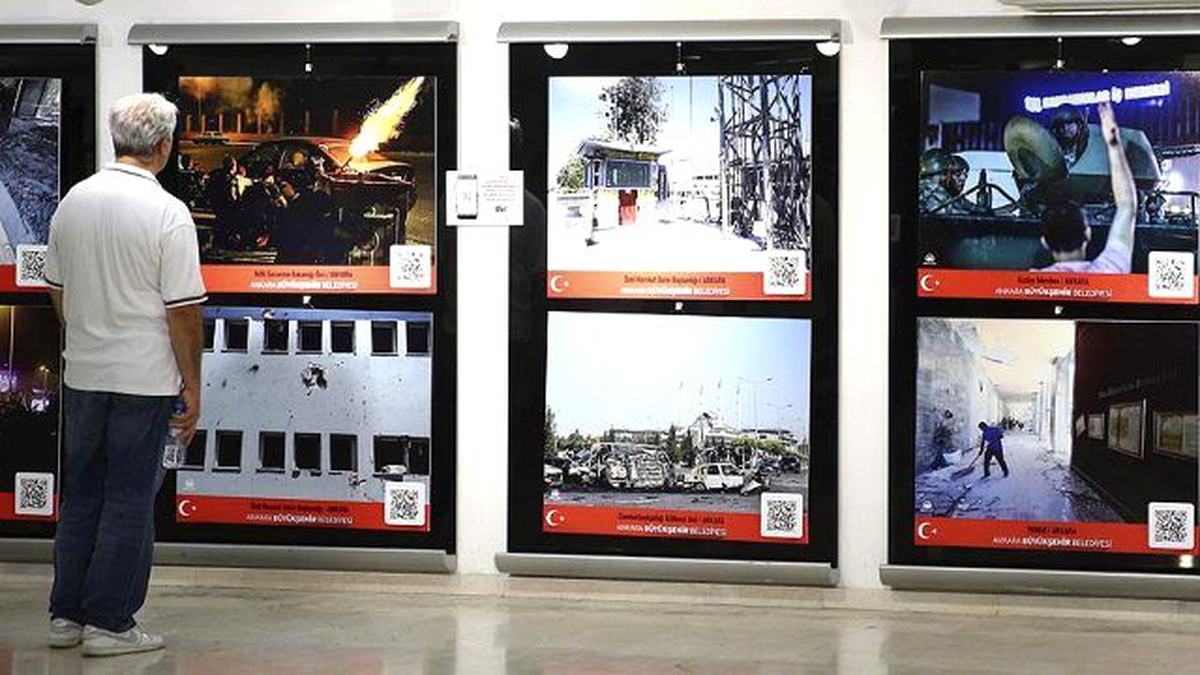 Aa Objektifinden Fetö\'nün Darbe Girişimi" Fotoğraf Sergisi