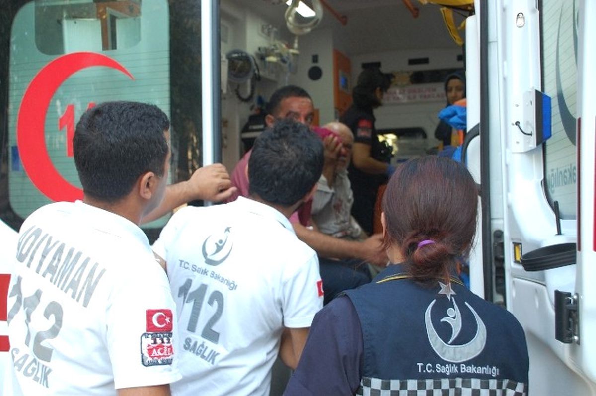 Alay Komutanlığı Önünde Sopalı, Levyeli Kavga: 3 Yaralı