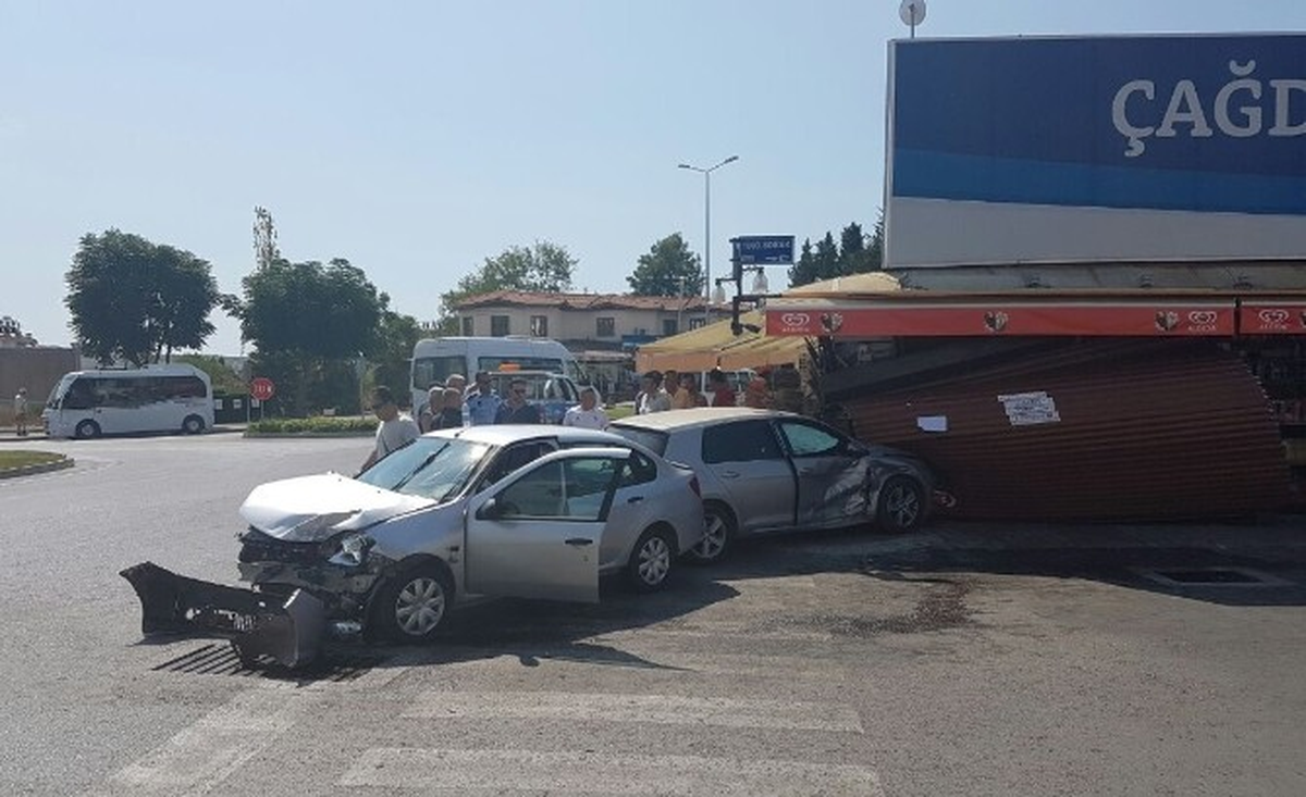 Antalya\'da Otomobil Markete Girdi: 1 Yaralı