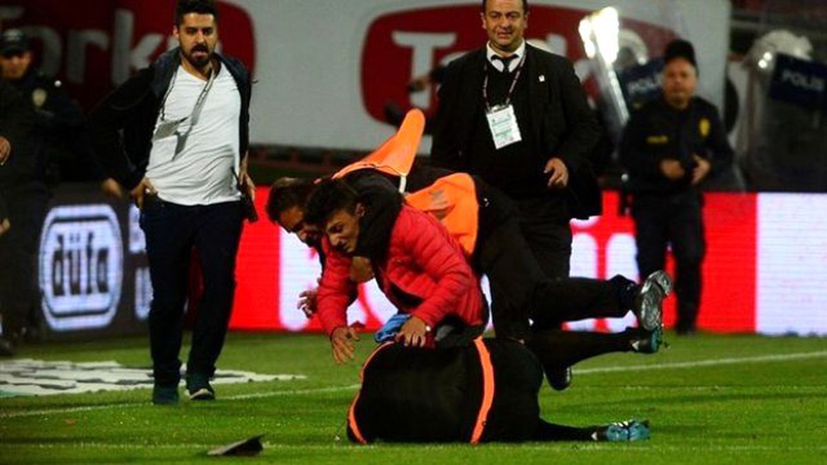 Avni Aker\'de Hakeme Saldıran Taraftar 2. Lig Maçında Yakalandı