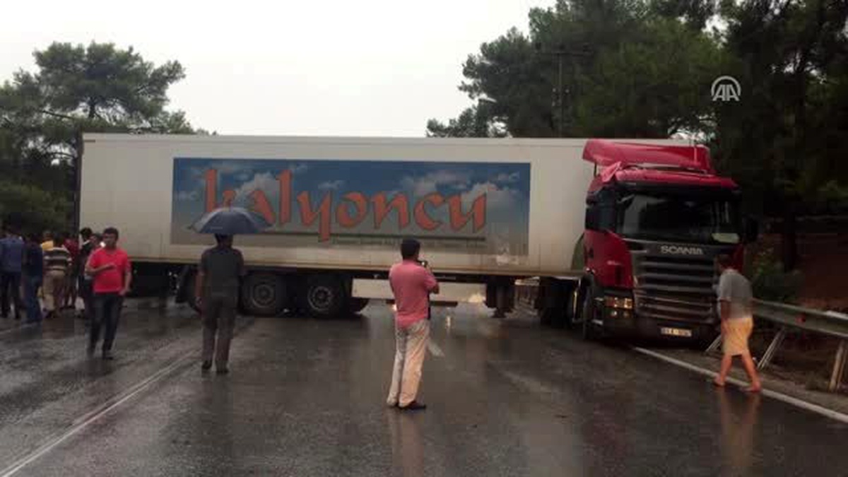 Antalya\'da Bariyerlere Çarpan Tır Yolu Ulaşıma Kapattı