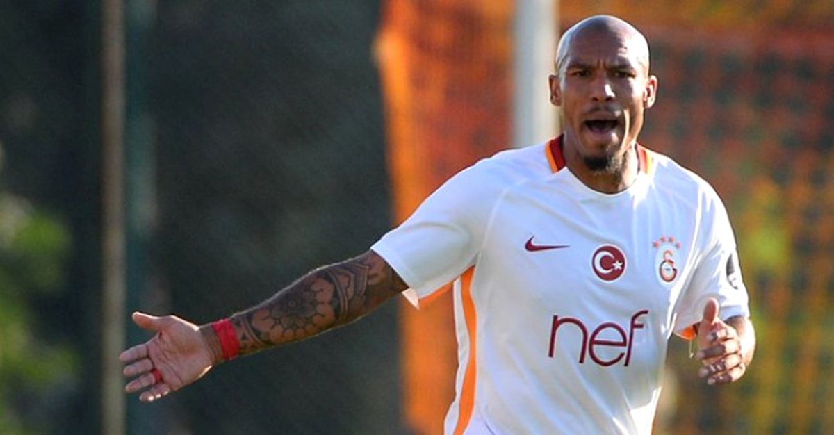 Galatasaray\'da Orta Saha Tartışması