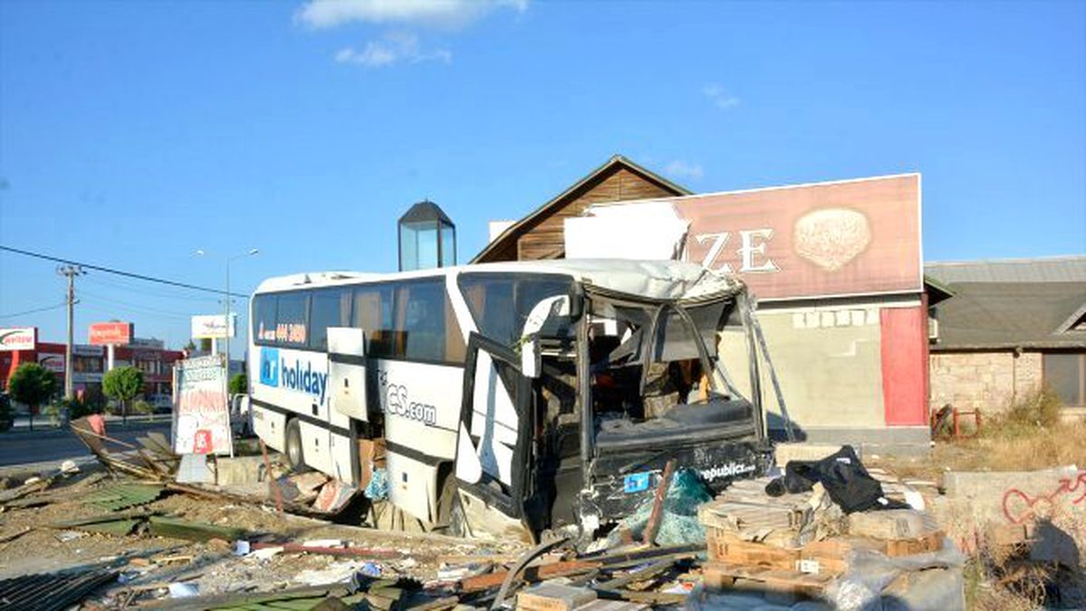Güncelleme - Balıkesir\'de Otobüs ile Otomobil Çarpıştı: 2 Ölü, 22 Yaralı