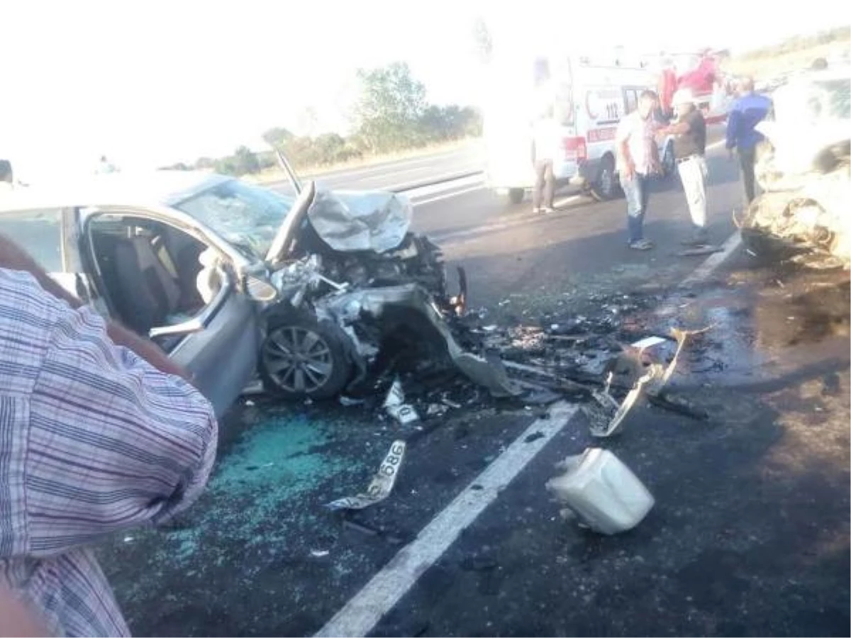 Hafif Ticari Araçla Otomobil Çarpıştı: 2 Ölü, 2 Yaralı
