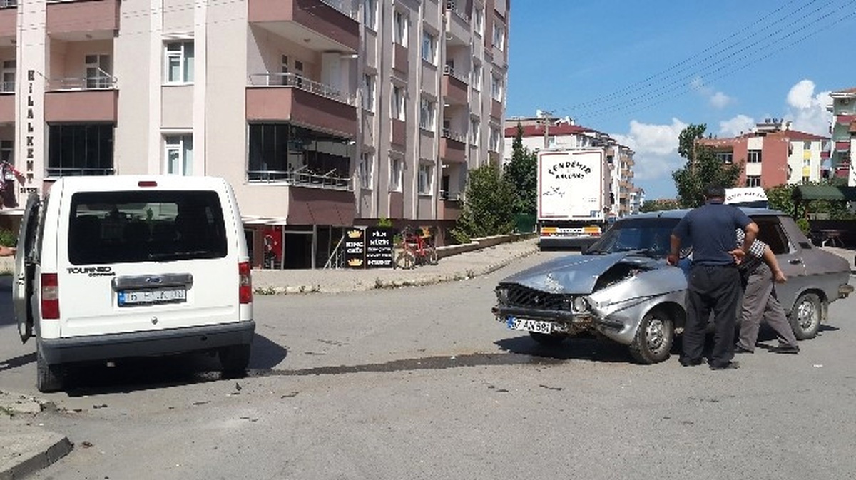 Kamyonet ile Otomobil Çarpıştı: 1 Yaralı