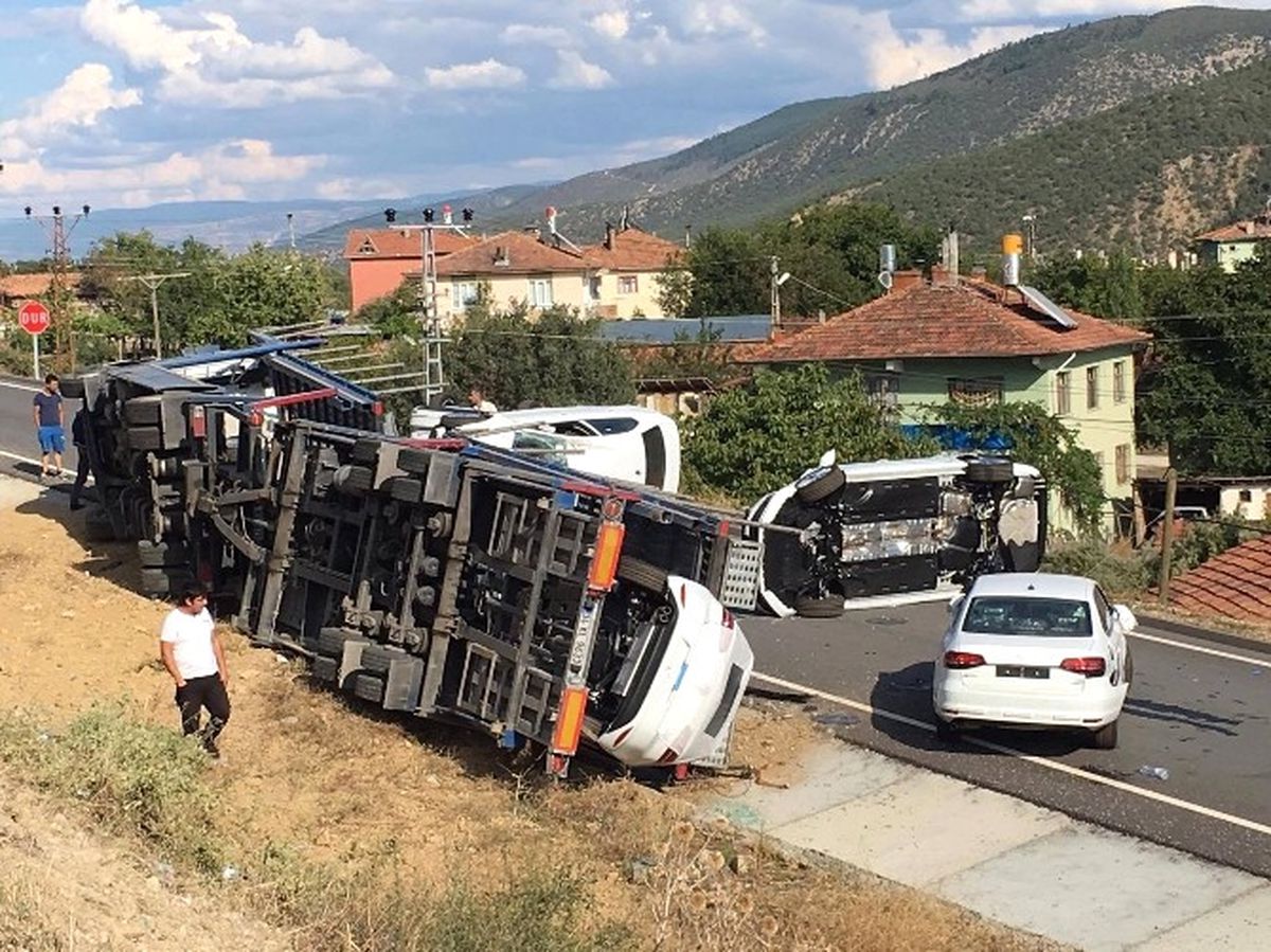 Kastamonu\'da Sıfır Araçları Taşıyan TIR Devrildi
