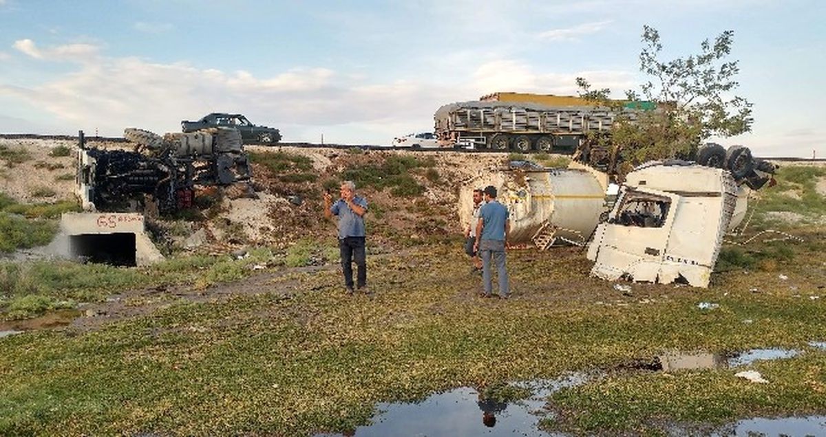 Kazada Tır Üç Parçaya Ayrıldı