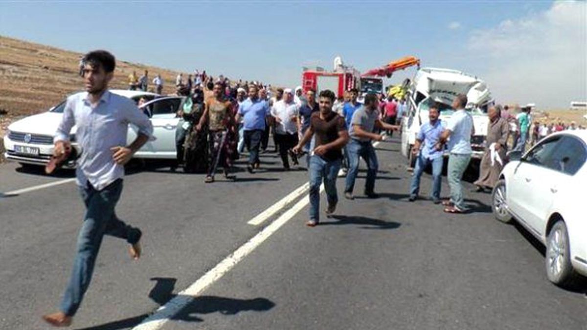 Kazaya Müdahale Eden 6 İtfaiyeci Yaralıların Yakınlarınca Dövüldü