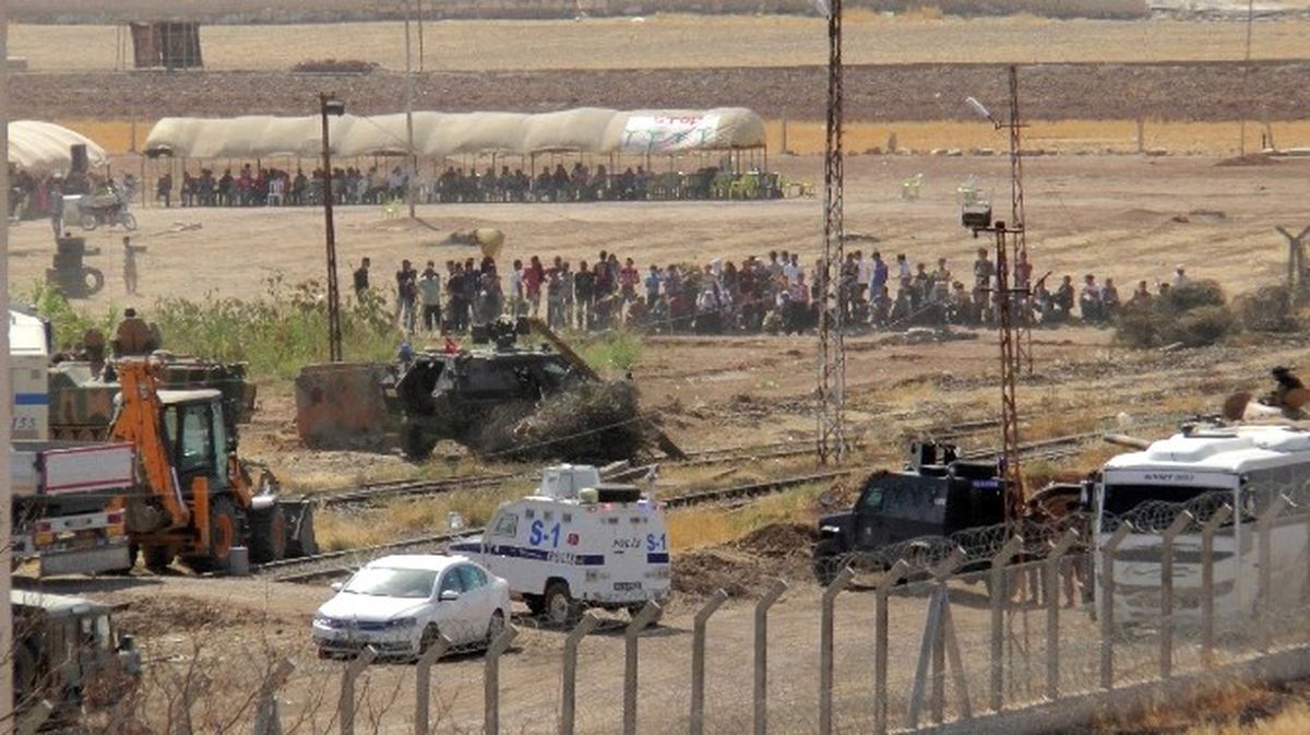Kobanililerin Sınırdaki Duvar Taşkınlığı Devam Ediyor