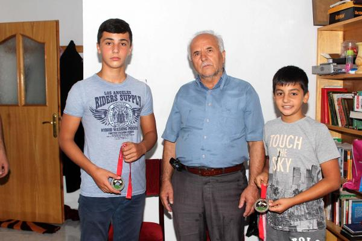 Madalyalar Şehit Polisin Babasına Hediye