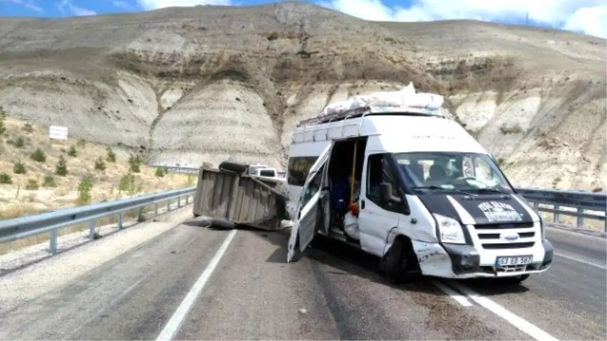 Mevsimlik İşçileri Taşıyan Minibüs Devrildi: 11 Yaralı