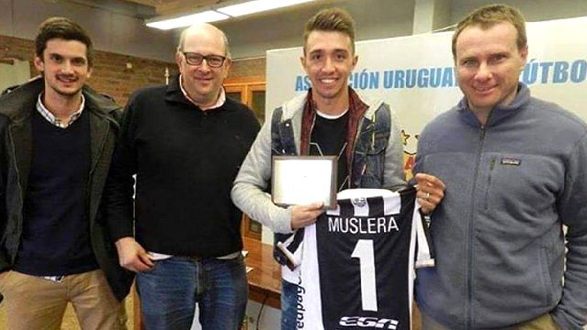 Muslera'nın Montevideo Formasıyla Pozu Taraftarları Korkuttu