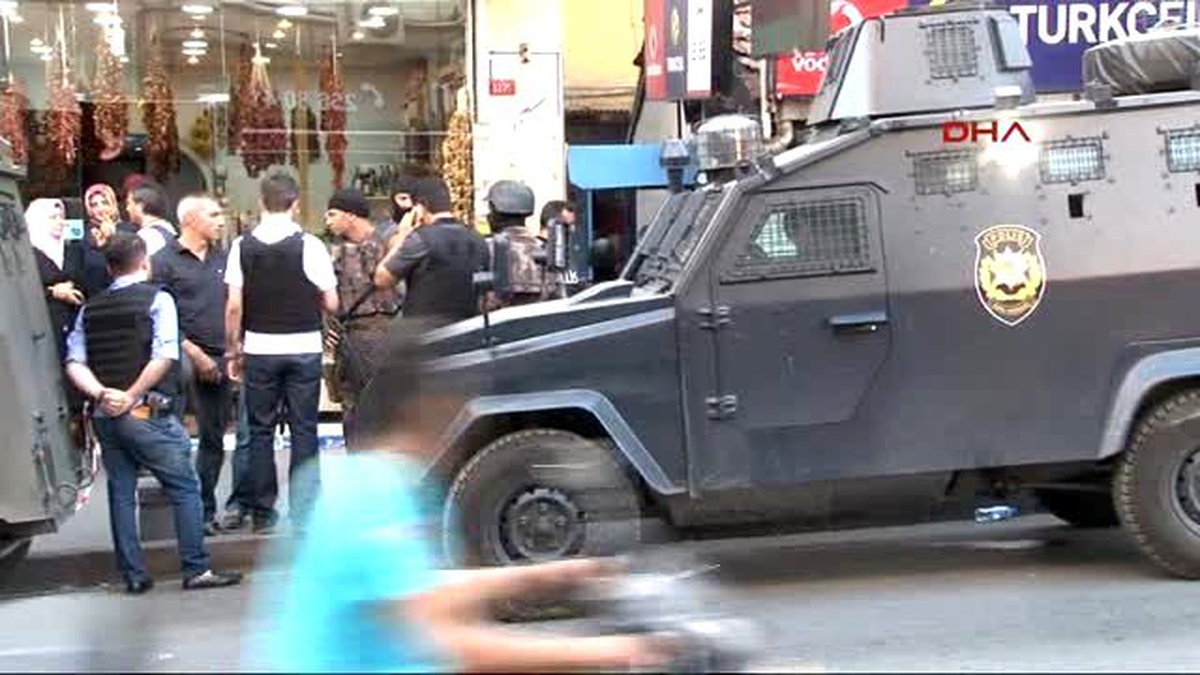 Okmeydanı\'nda Cezaevi Firarisi Olduğu Belirtilen Bir Kişi Polisin Teslim Ol Çağrılarına Ailesini...