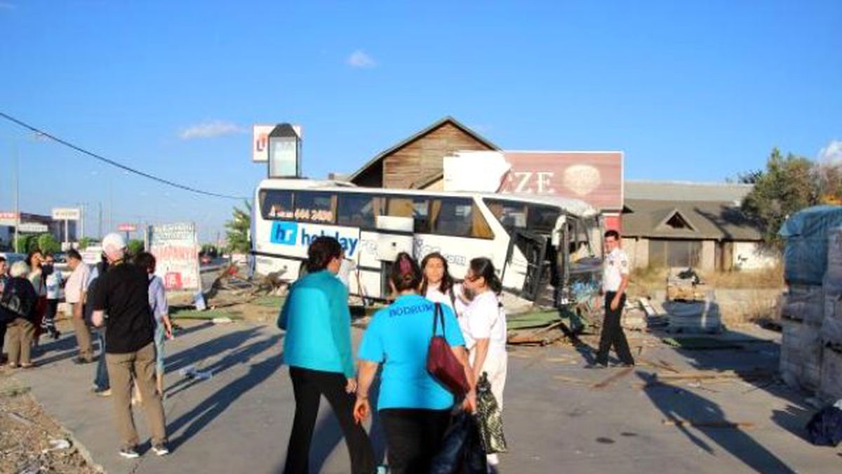 Otobüs Önündeki 2 Otomobile Çarptı: 2 Ölü, 21 Yaralı